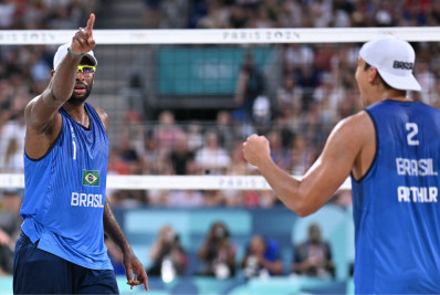 Arthur e Evandro atropelam dupla canadense e avançam às oitavas no vôlei de praia