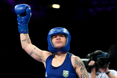 Bia Ferreira celebra vitória no boxe contra 'adversária que luta chato'