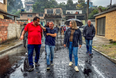 Prefeito Waguinho acompanha obras de urbanização em Vila Pauline e Bacia em Belford Roxo