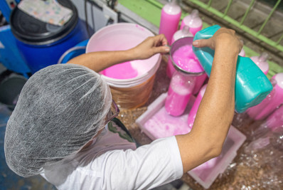 Projeto na Rocinha transforma óleo de cozinha usado em produtos de limpeza para venda
