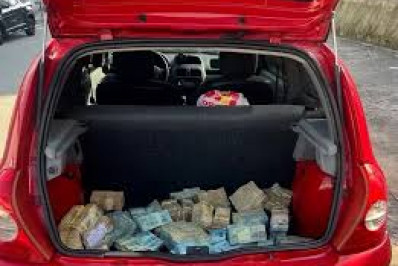 Polícia acha R$ 1,1 milhão em espécie em porta-malas de carro abandonado