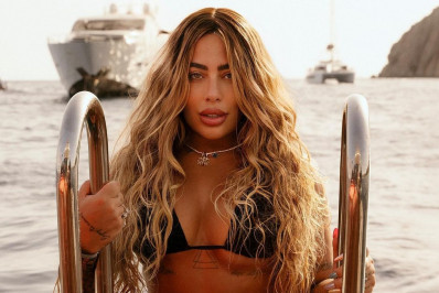 Rafaella Santos posa de biquíni no mar de Ibiza e exibe corpo tatuado