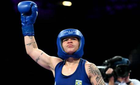 Bia Ferreira celebra vitória no boxe contra 'adversária que luta chato'