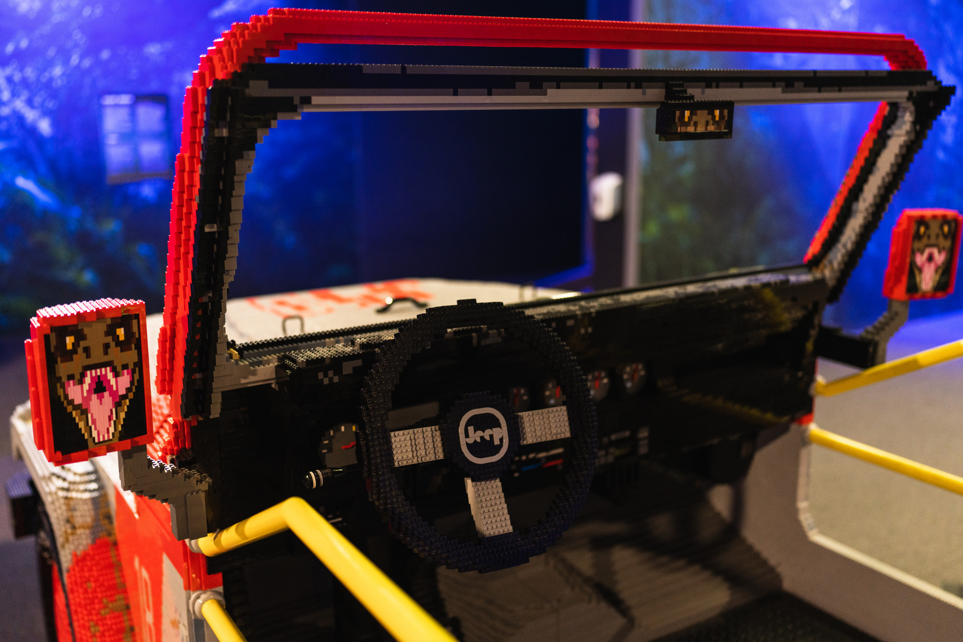 Os destaques são 15 esculturas e cenários feitos com 6 milhões de peças de Lego - Divulgação