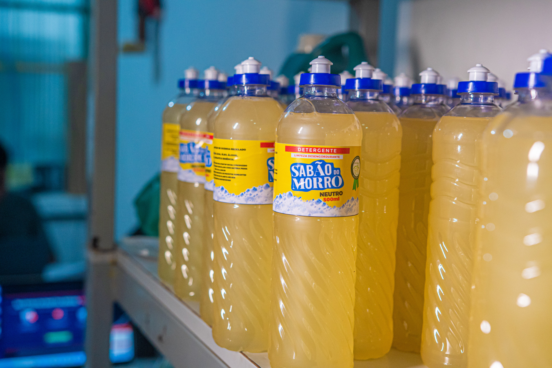 Detergentes, sabonetes e desinfetantes estão entre os materiais fabricados - Divulgação 