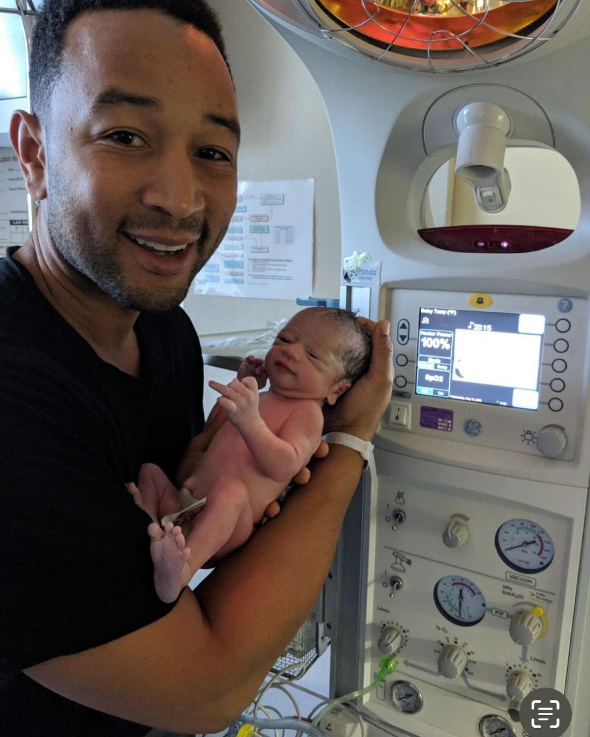 Chrissy Teigen, mulher do cantor John Legend, conta como foi descobrir que o filho tem diabetes - Reprodução / Instagram