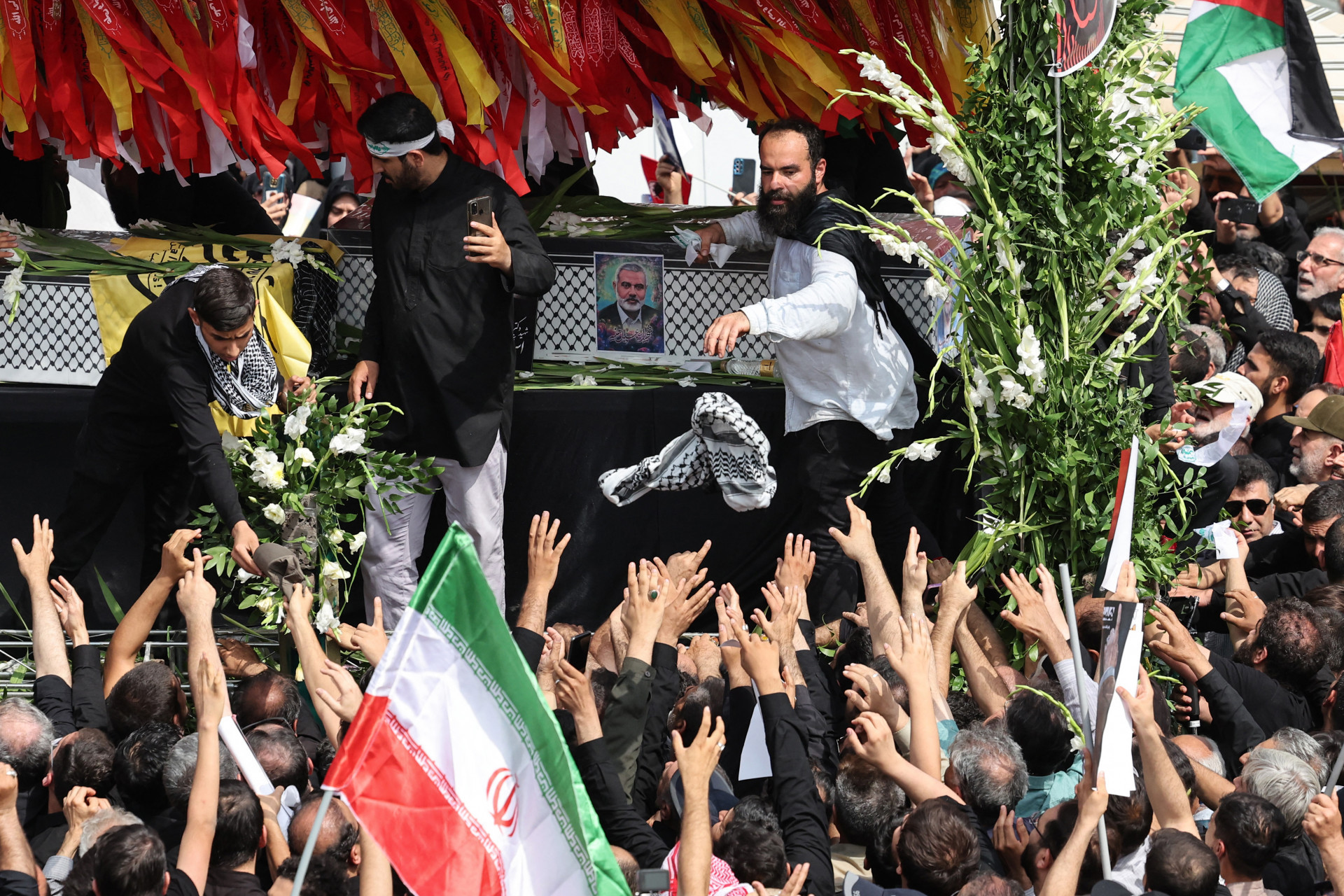 Pessoas pediam por vingança durante o funeral de Ismail Haniyeh - AFP