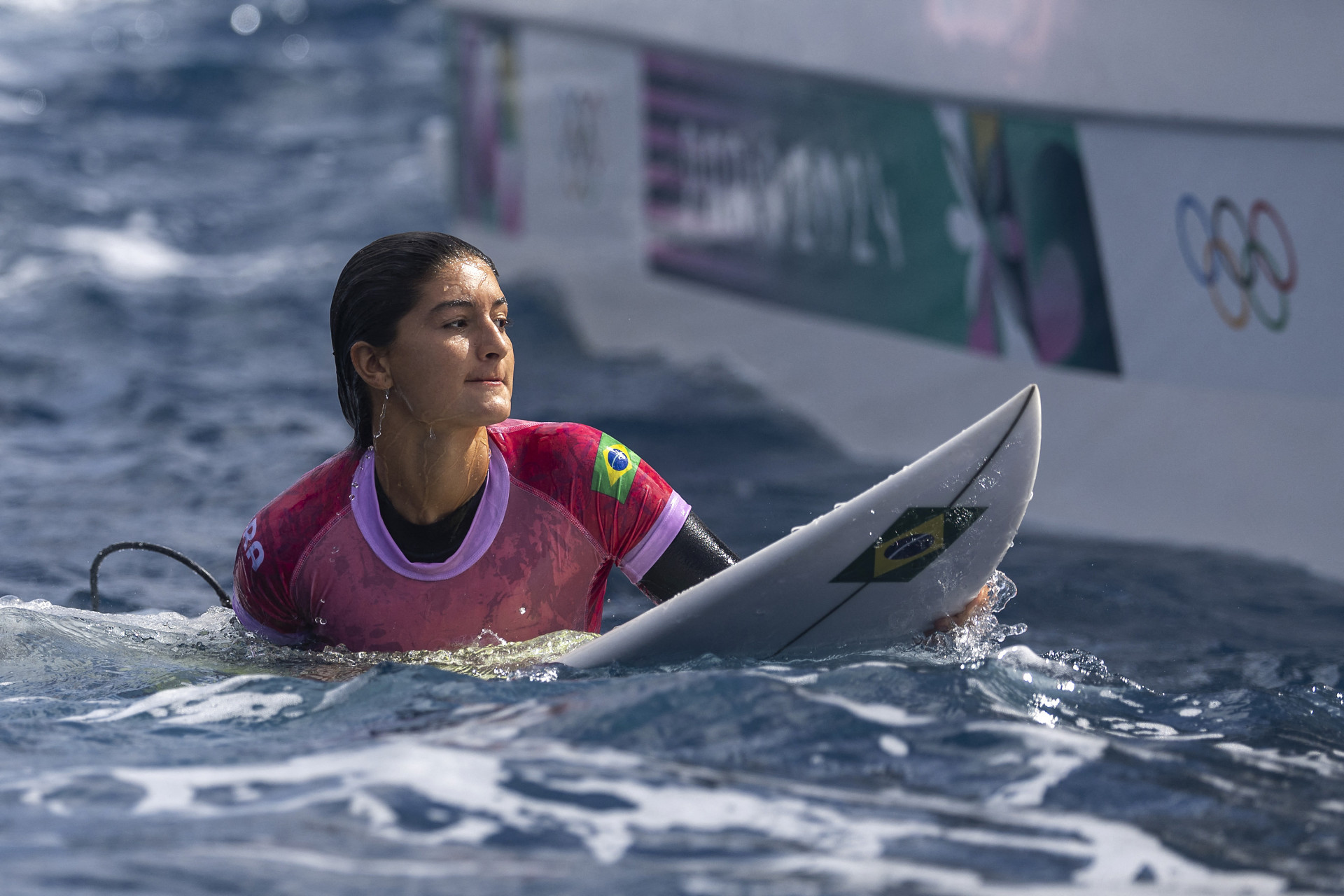 Luana Silva eliminou a compatriota Tainá Hinckel no surfe dos Jogos Olímpicos - Ed Sloane / POOL / AFP