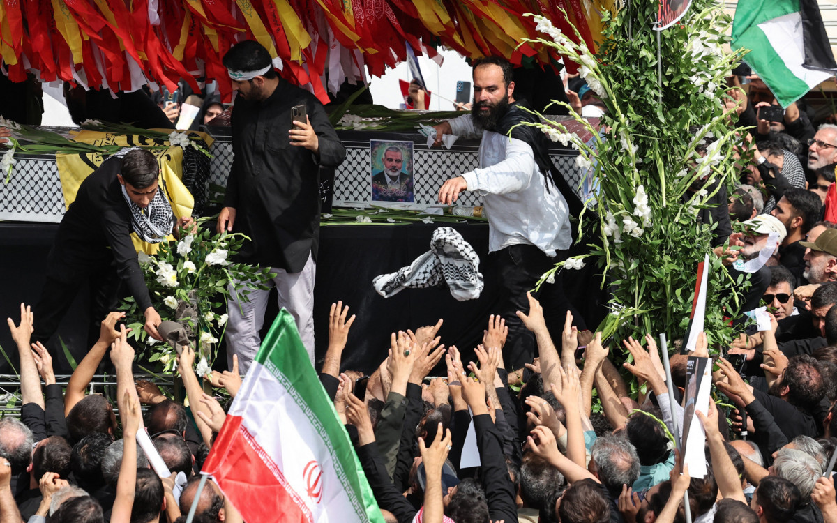 Pessoas pediam por vingança durante o funeral de Ismail Haniyeh