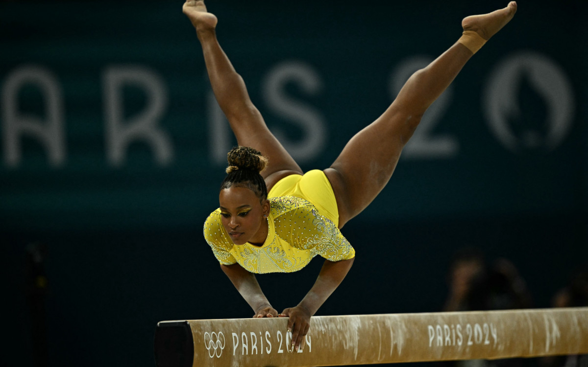 Rebeca Andrade em sua apresentação na trave 