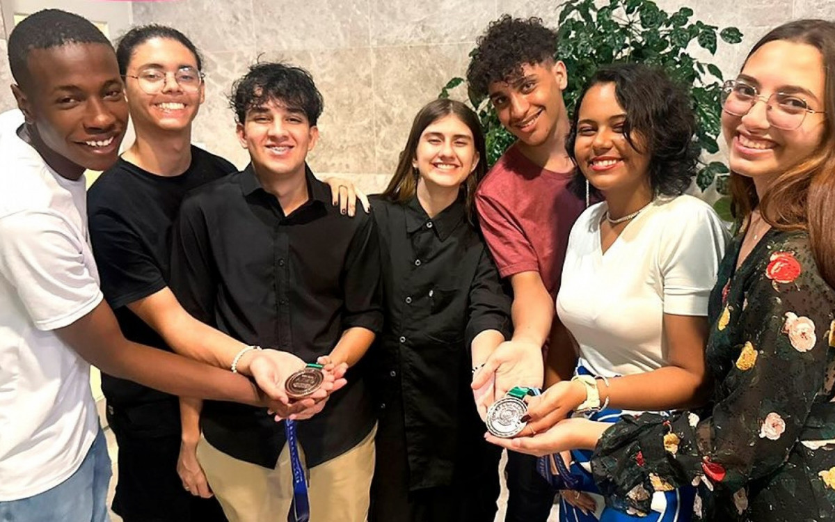 Estudantes do C.E. Marechal Zenónio da Costa que representaram o estado do Rio de Janeiro na Olimpíada Internacional de Matemática