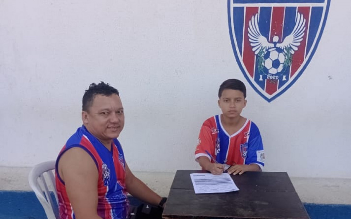 Jogador Chaveirinho com seu responsável na assinatura do contrato