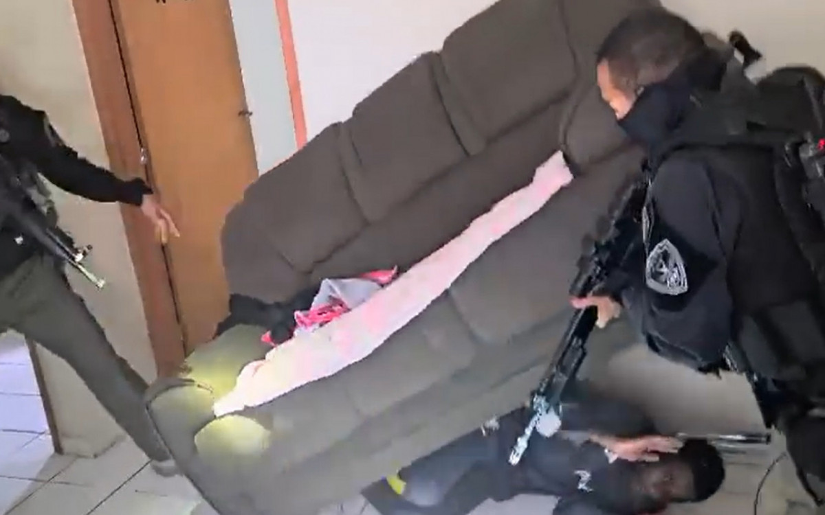 Imóvel parecia estar vazio, mas agentes encontraram criminoso