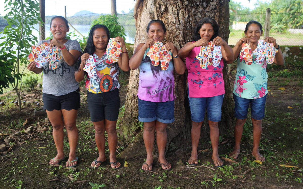 Coletivo busca trazer dignidade menstrual para mulheres indígenas através da produção de absorventes de pano

