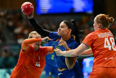 Brasil perde para Holanda e se complica no handebol feminino