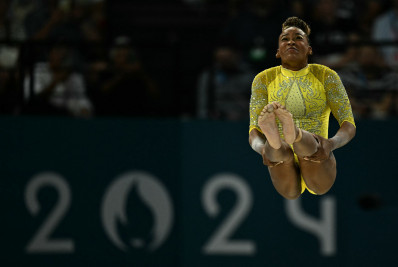 Rebeca Andrade conquista a prata em disputa acirrada com Simone Biles no individual geral