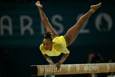 Rebeca Andrade entrega collant para exposição no museu olímpico