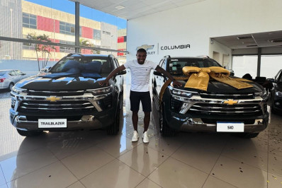 Davi Brito recebe carros que ganhou no 'BBB 24' e celebra: 'As crianças chegaram'