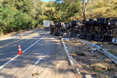 Homem fica ferido após tombamento de carreta na BR-393, em Sapucaia