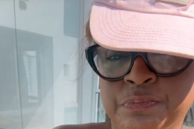 Preta Gil faz topless em dia ensolarado na piscina com amigos: 'No sol está calorzinho'