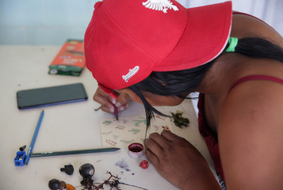 Coletivo busca trazer dignidade menstrual para mulheres indígenas através da produção de absorventes de pano