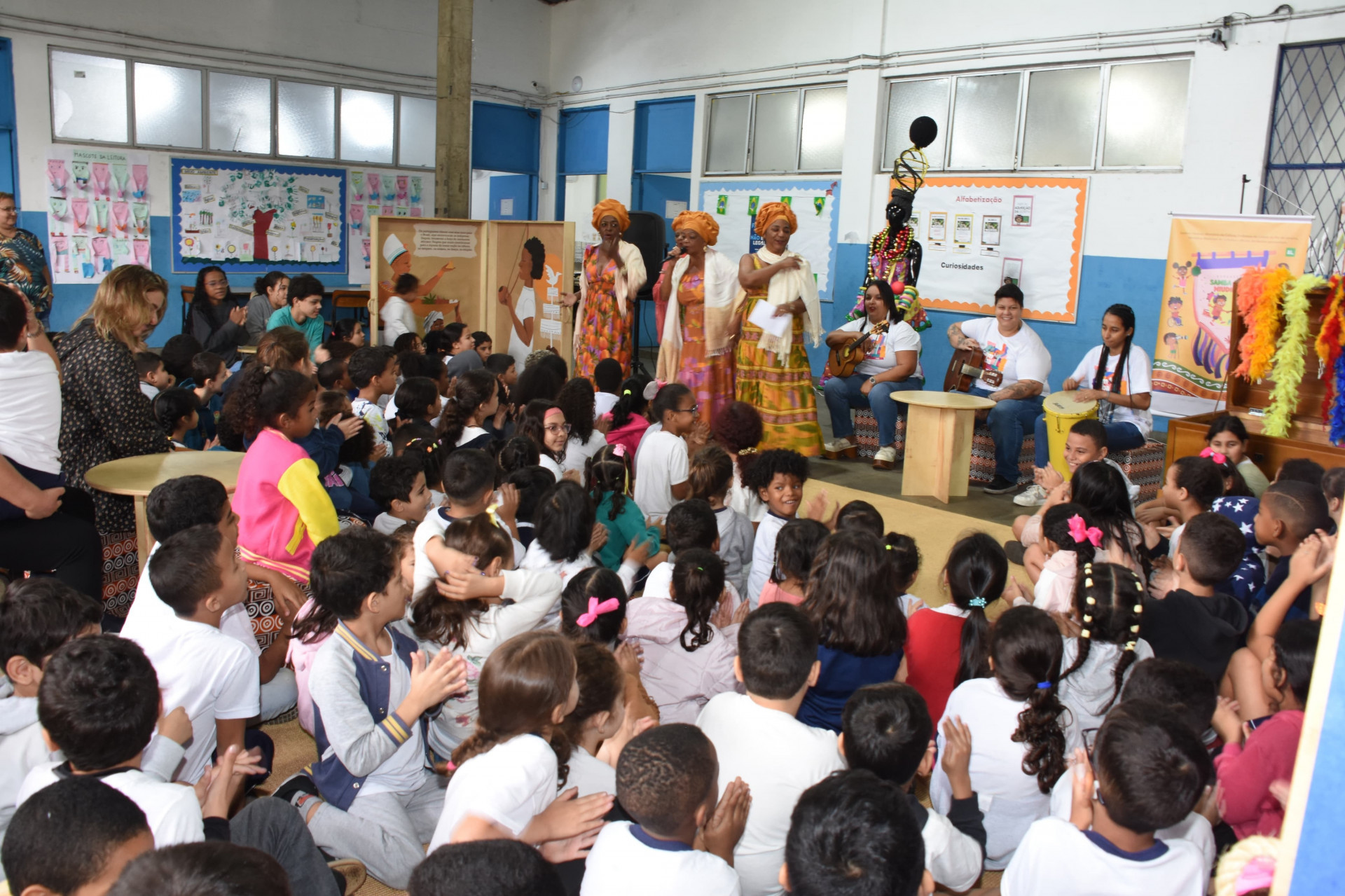 Alunos de escola municipal na Barra participam de ação promovida pelo Museu do Samba  - Mariza Lima