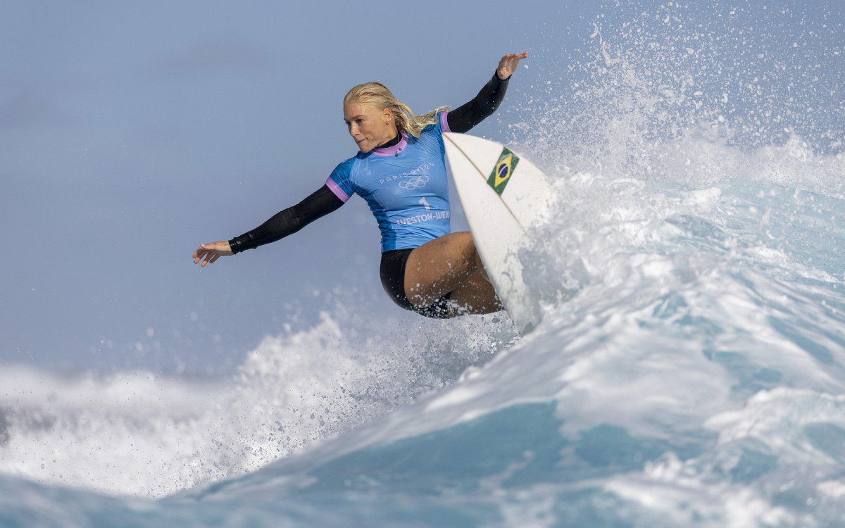 Tati Weston-Webb se tornou a primeira brasileira a chegar na semifinal do surfe feminino em Olimpíadas