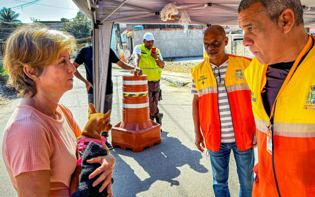 Técnicos do Departamento de Controle de Vetores e Zoonoses deram orientações aos moradores