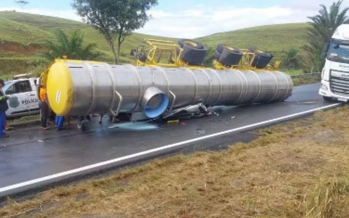Médica e estudante de medicina morrem após caminhão tomar e esmagar carro