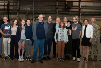 Prisioneiros libertados pela Rússia retornam aos EUA após acordo e são recebidos por Biden