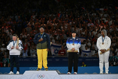 Beatriz Souza encerra mistério e revela o que há na caixa entregue aos medalhistas