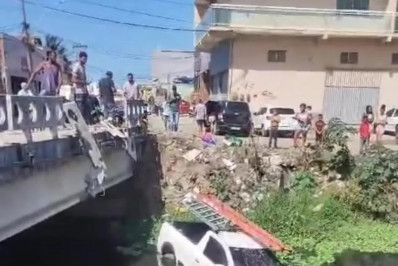 Veículo de empresa de internet cai no Canal Medeiros em Rio das Ostras