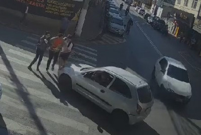 Três pessoas são atropeladas na faixa de pedestres, no Retiro, em Volta Redonda