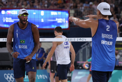 Evandro e Arthur vencem tchecos e se garantem em primeiro no vôlei de praia 