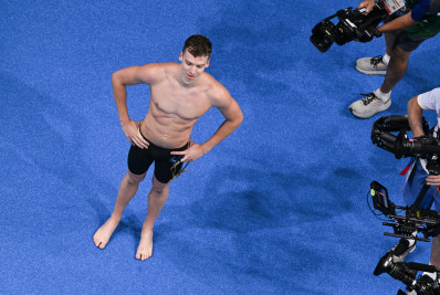 León Marchand conquista 4º ouro em Paris na natação e bate recorde olímpico de Phelps