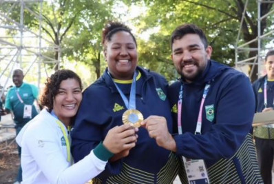 Sarah Menezes se torna primeira judoca brasileira campeã olímpica como atleta e técnica