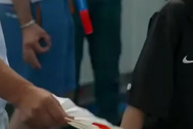 Funcionário tem credencial cancelada pelo COI após ser acusado de fazer gesto racismo