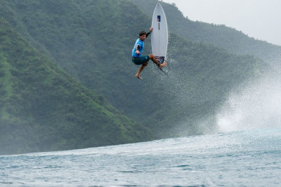 Provocação? Adversário de Medina posta foto parecida com a do brasileiro antes de duelo na semifinal