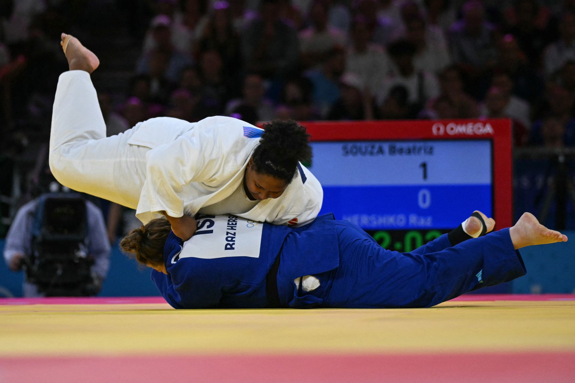 Beatriz Souza acertou um waza-ari na israelense Raz Hershko para conquistar a medalha de ouro - Luis Robayo / AFP