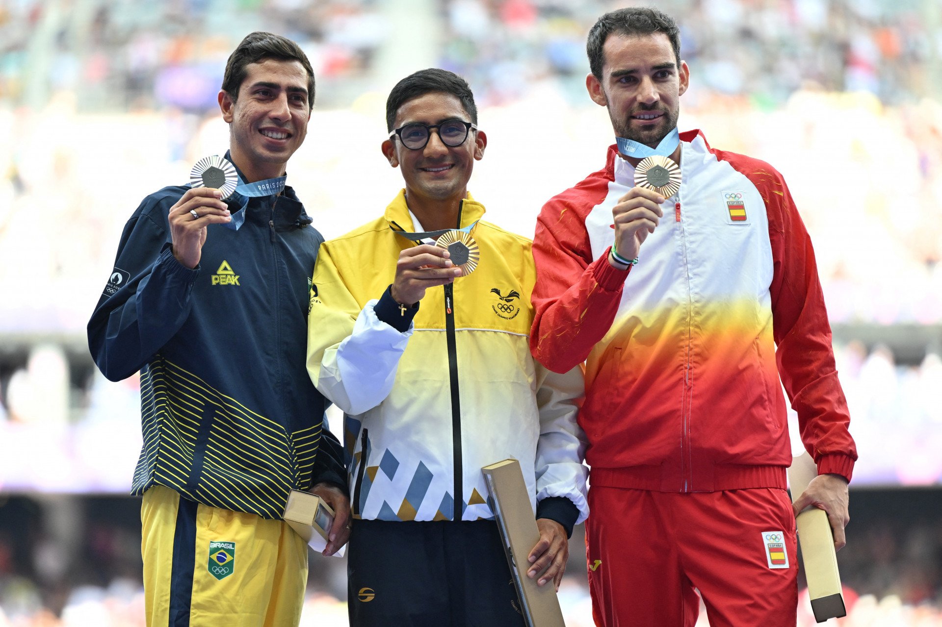 Caio Bonfim subiu no pódio novamente com o equatoriano Brian Daniel Pintado e o espanhol Alvaro Martin, que ficou com o bronze. - Andrej Isakovic / AFP