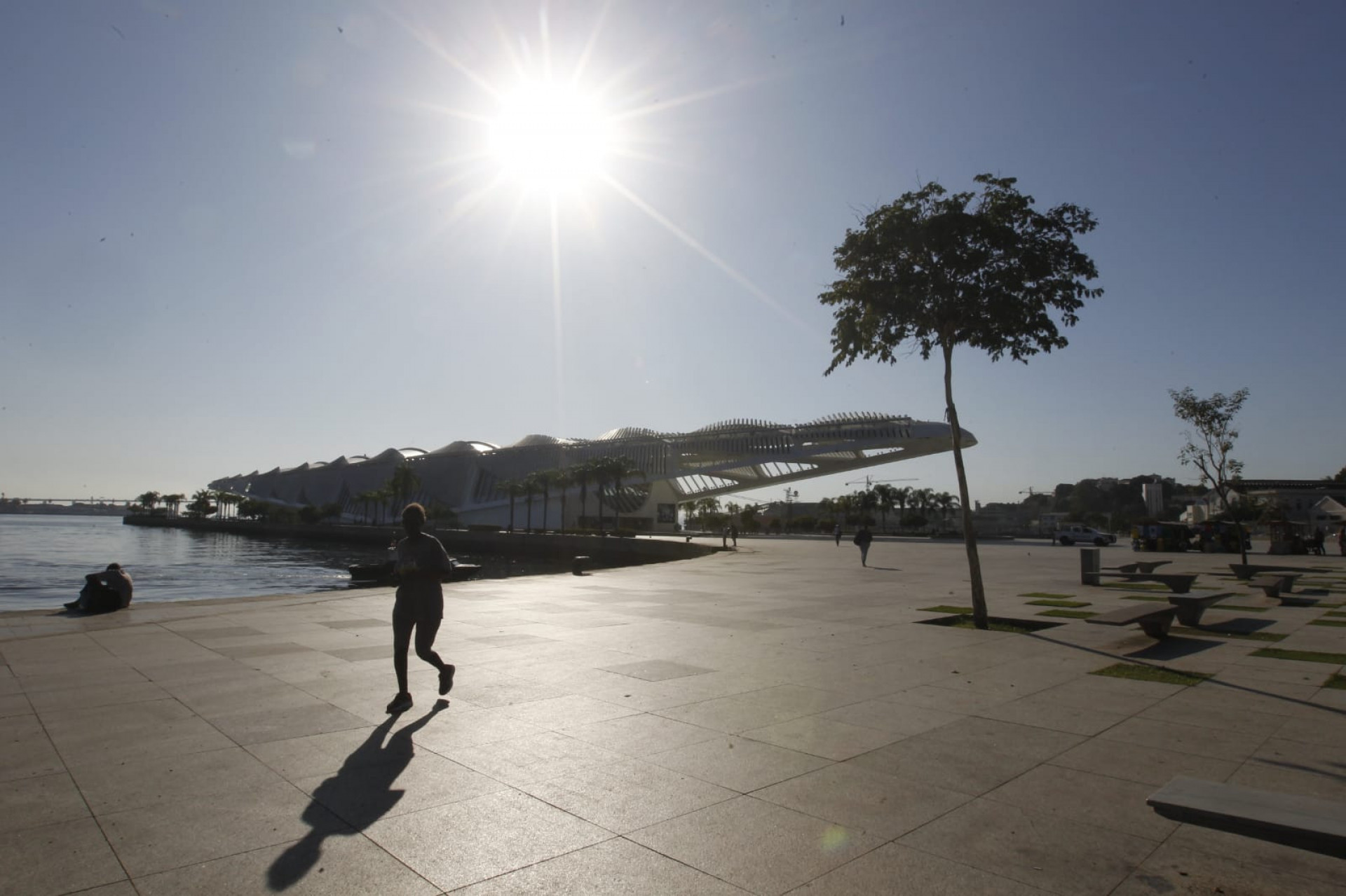 Praça Mauá tem manhã de céu aberto e sol forte nesta sexta-feira (2) - Reginaldo Pimenta/ Agência O Dia