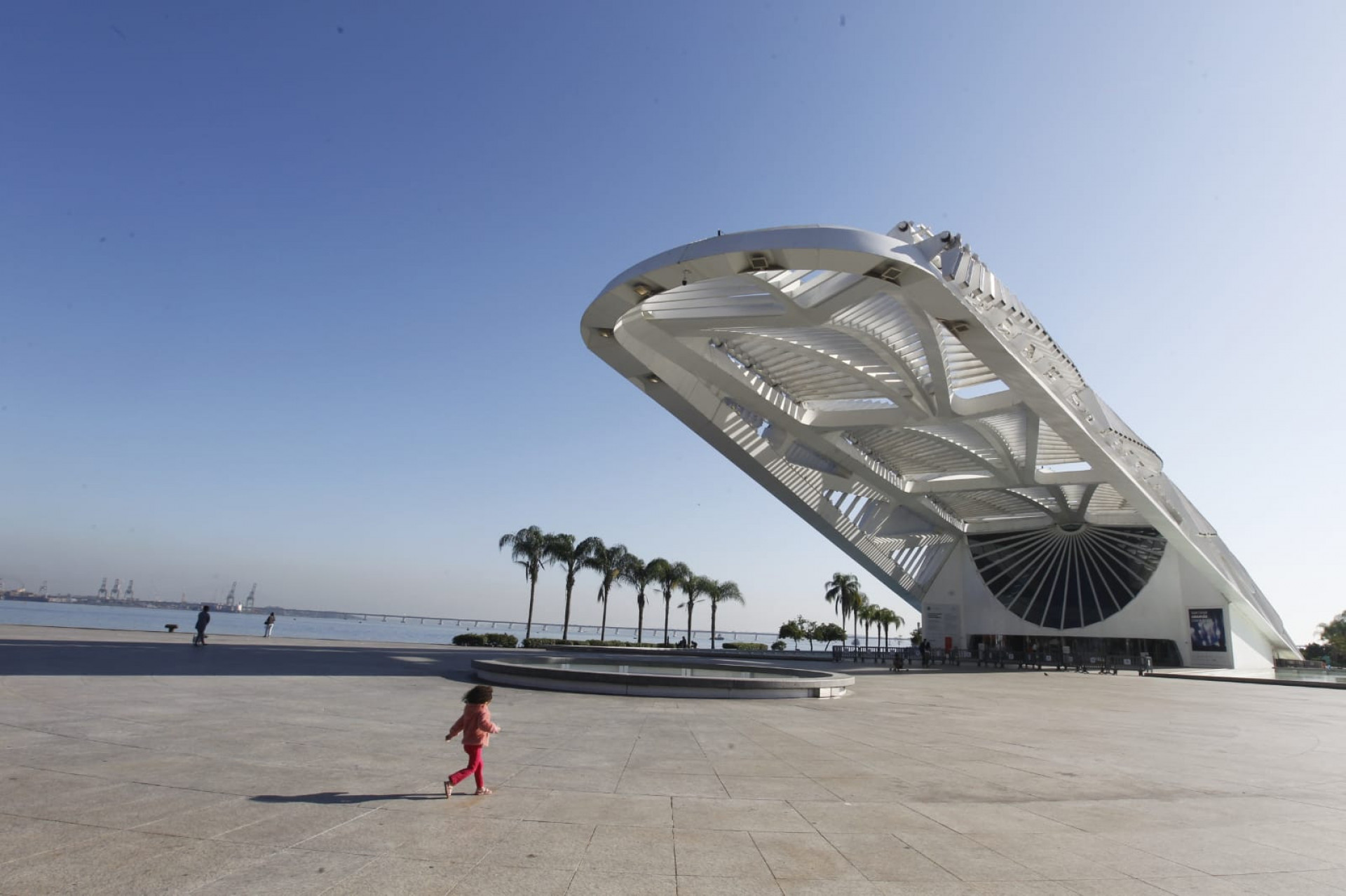 Praça Mauá tem manhã de céu aberto e sol forte nesta sexta-feira (2) - Reginaldo Pimenta/ Agência O Dia