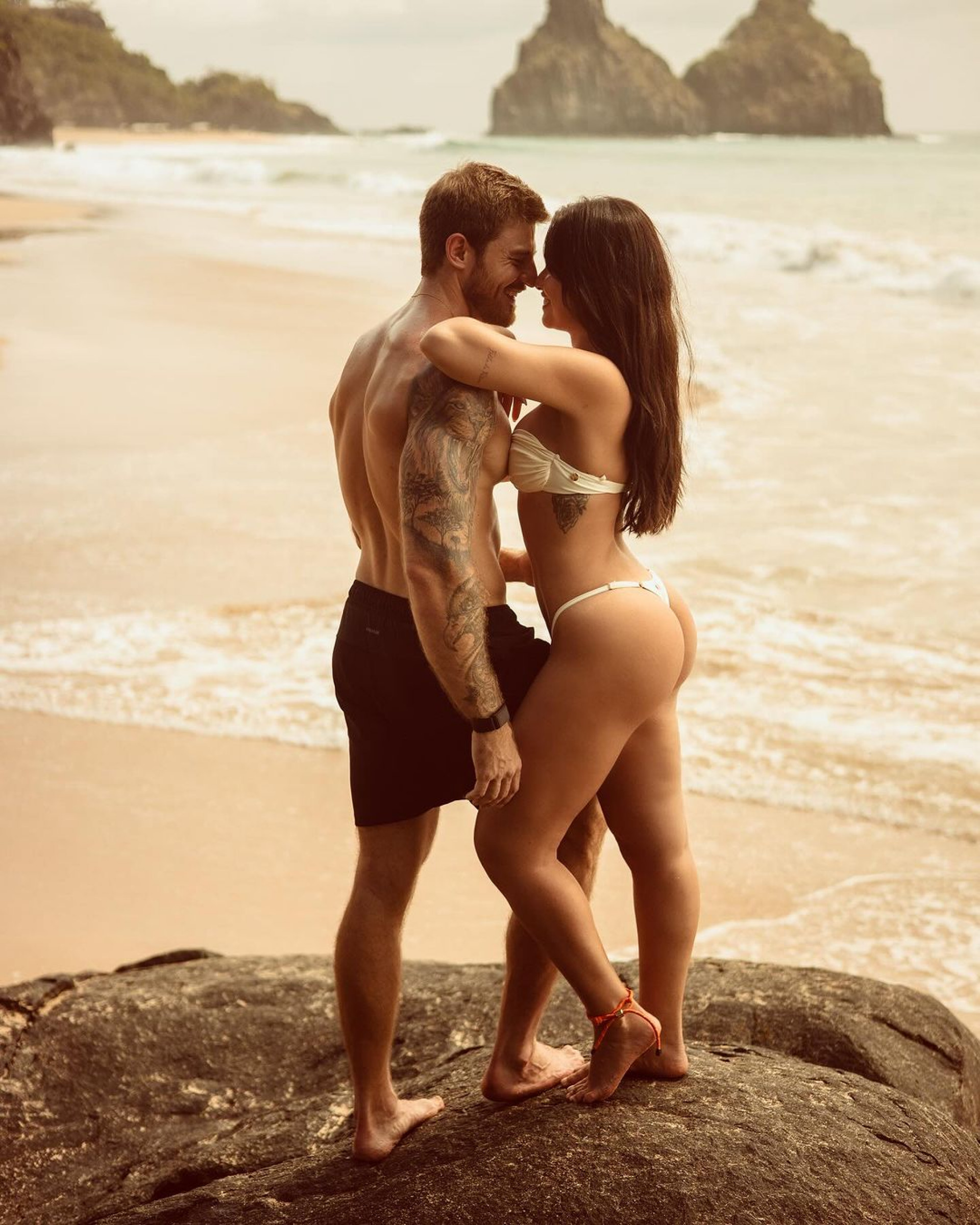Juliette e o namorado Kaique Cerveny em Fernando de Noronha - Reprodução/@neuronha