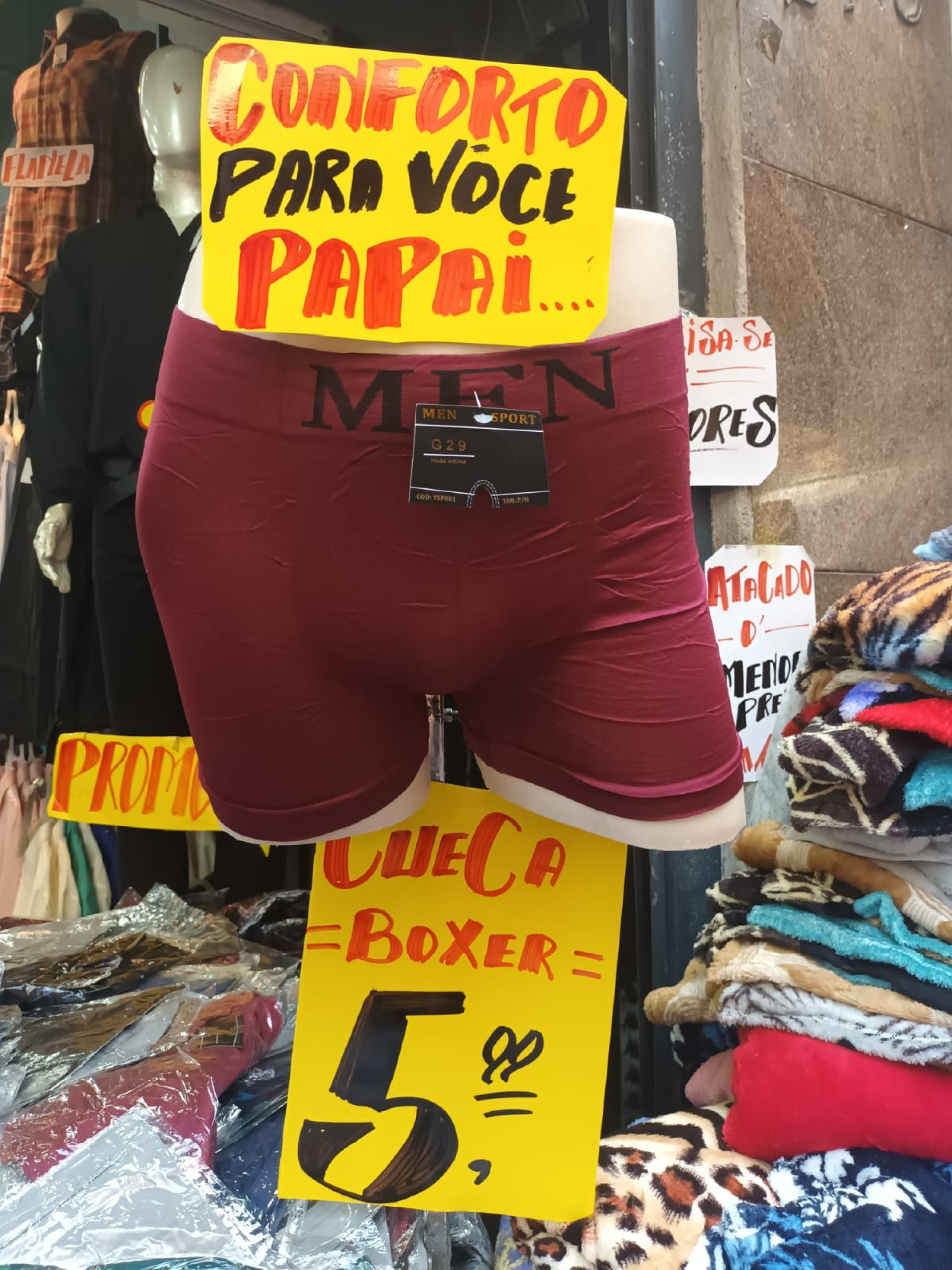 Cuecas em promoção na loja Brasil Roupas, no SAARA - Divulgação