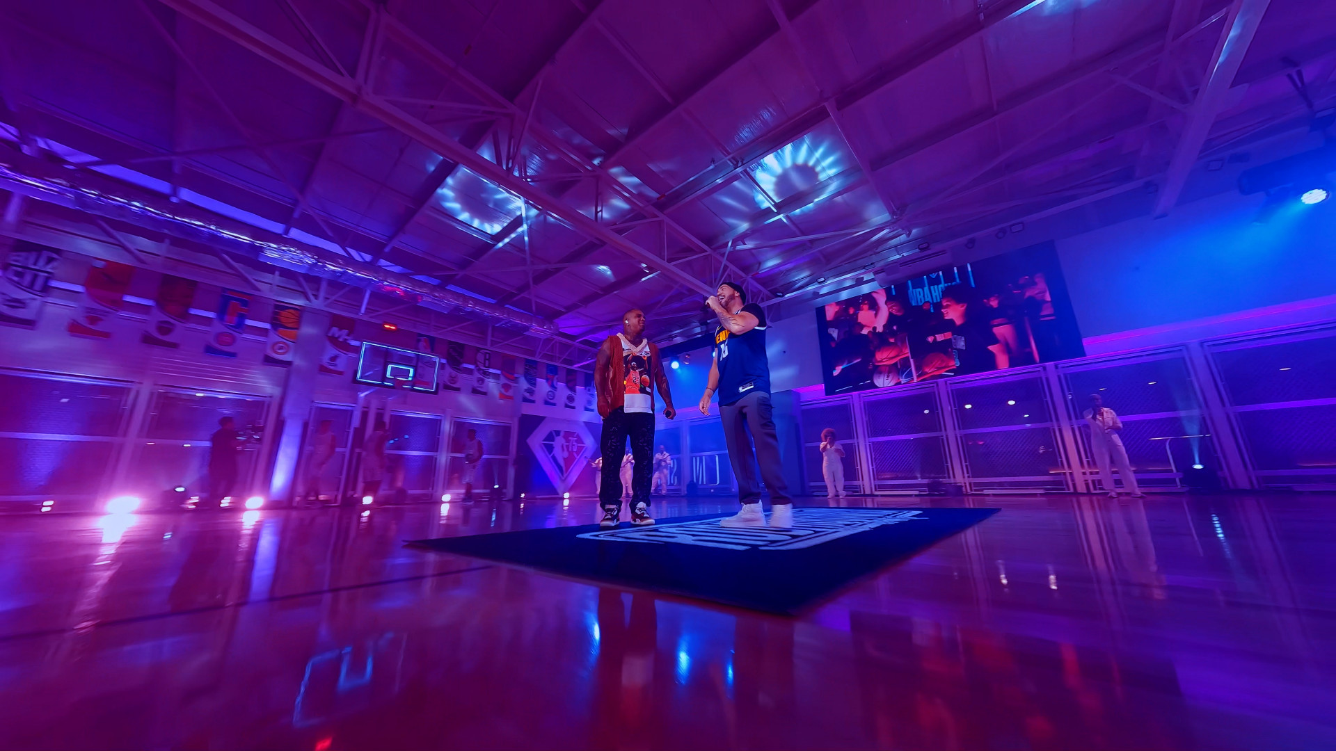 Cantor gravou os clipes de 'Rodriguinho no Game' em uma quadra de basquete - Divulgação / @digjamfilms