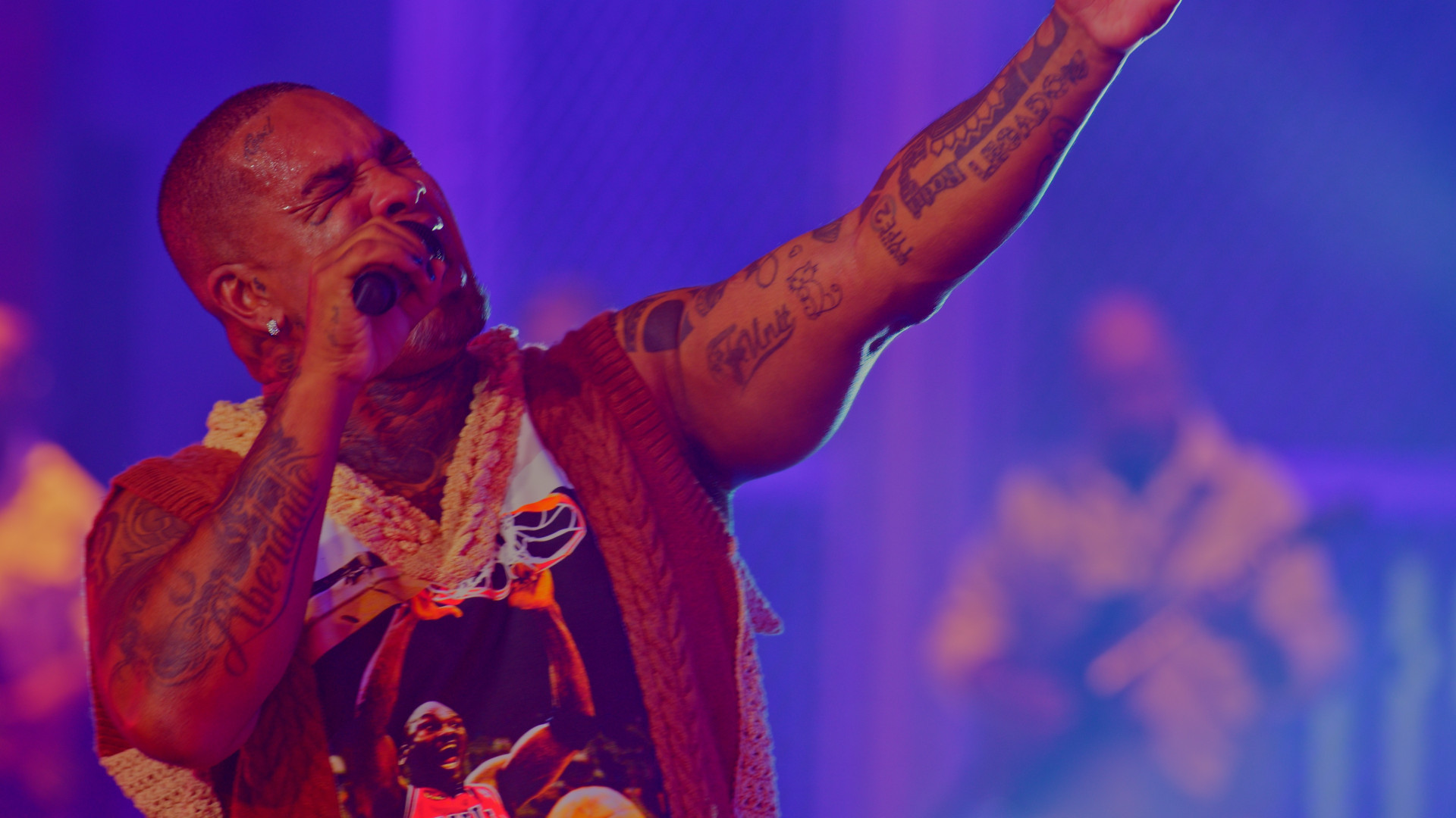 Cantor gravou os clipes de 'Rodriguinho no Game' em uma quadra de basquete - Divulgação / @digjamfilms