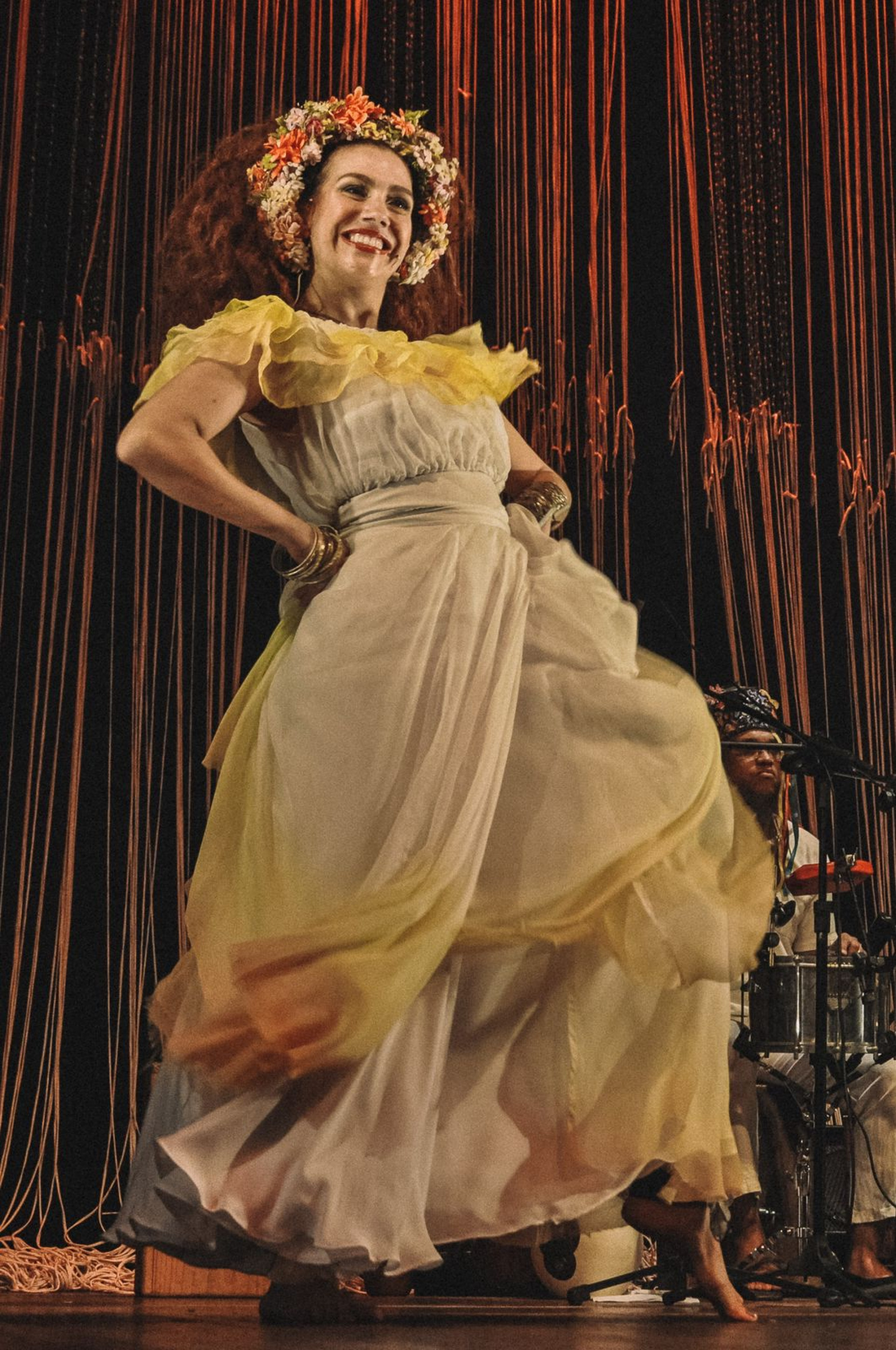 Atriz Clara Santhana como Clara Nunes em espet&aacute;culo - Ariel Cavotti