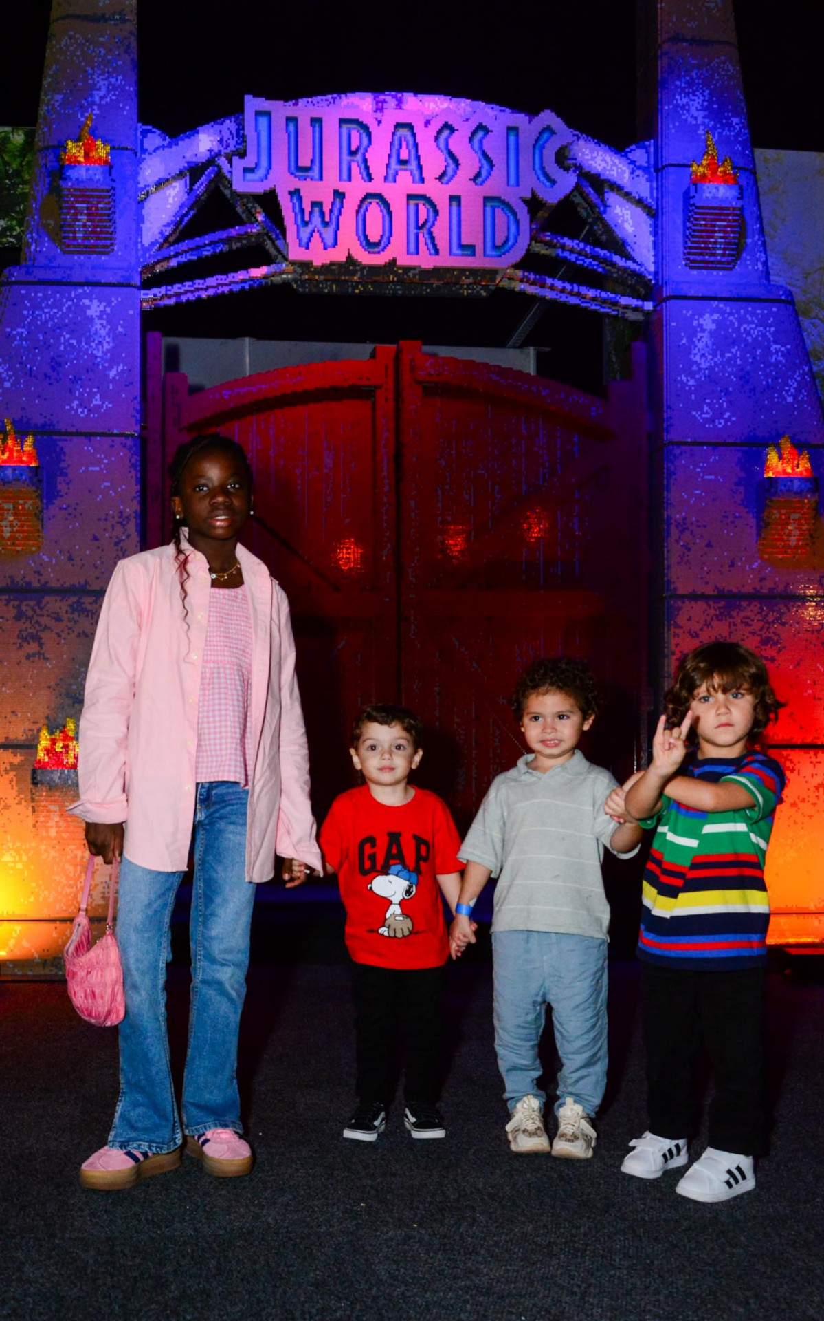 Titi Gagliasso e Zyan Gagliasso chegam com amigos na exposição 