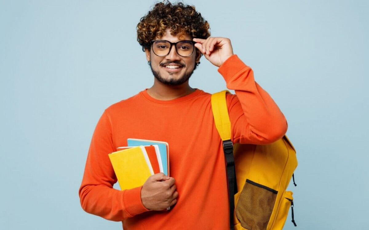 Os estudantes retornam &agrave;s rotinas escolares no segundo semestre de 2024, intensificando os estudos para os vestibulares (Imagem: ViDI Studio | Shutterstock)