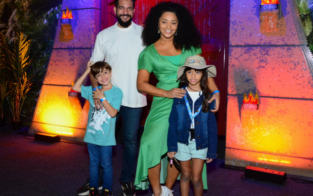 Juliana Alves e o namorado Bruno D\'Ávila com filha e enteado